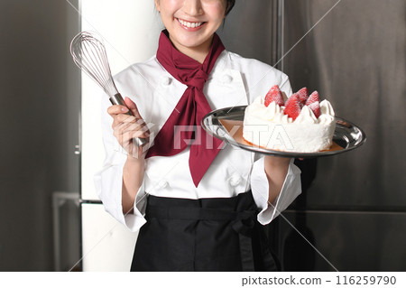 在廚房工作的亞洲糕點師婦女 116259790