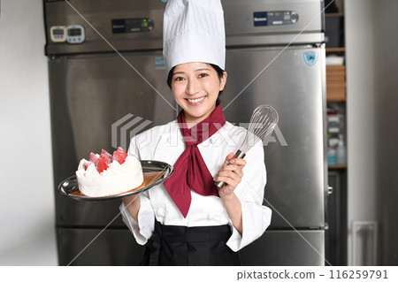 在廚房工作的亞洲糕點師婦女 116259791