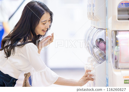 享受膠囊玩具的年輕女子 116260827