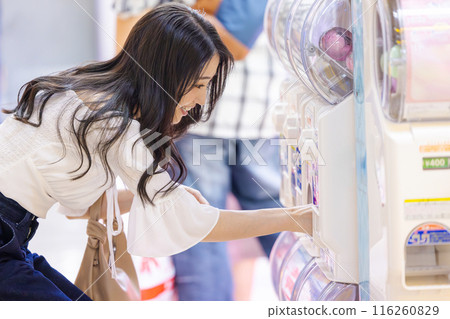 Young woman enjoying capsule toys 116260829