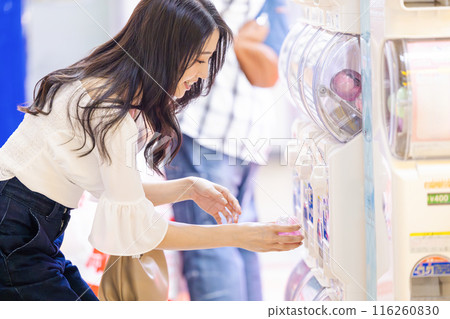 享受膠囊玩具的年輕女子 享受膠囊玩具的年輕女子 116260830