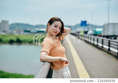 看照相機的一個少婦 116260838