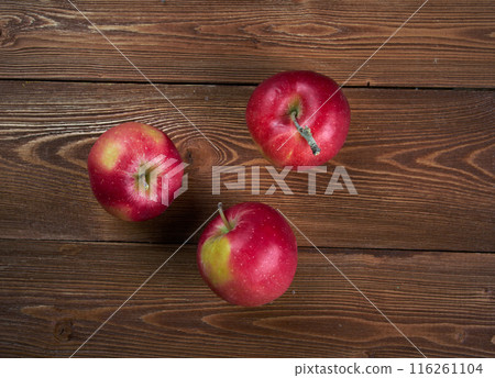 Autumn border from apples and fallen leaves 116261104