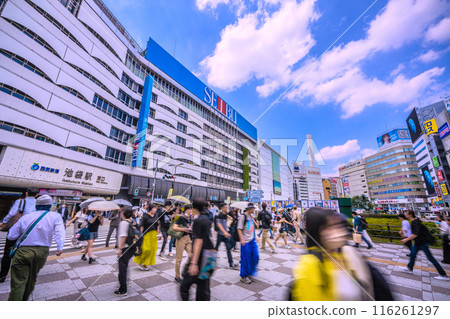 日本東京城市景觀,池袋車站東口。混亂的東京都知事選舉海報展示區-2024年7月7日投票日 日本東京城市景觀,池袋車站東口。混亂的東京都知事選舉海報展示區-2024年7月7日投票日 116261297