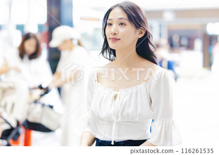 走在購物街的年輕女子 116261535