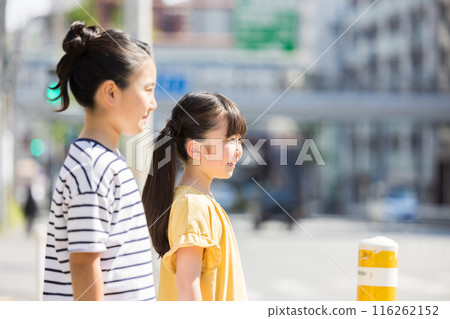 Children waiting for a traffic light 116262152