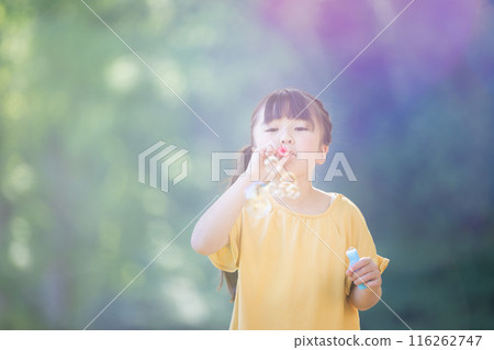 使用與肥皂泡的小學女孩 116262747