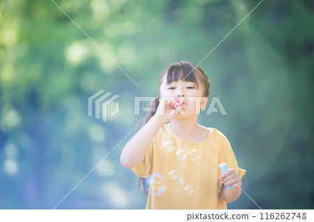 使用與肥皂泡的小學女孩 116262748