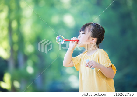 使用與肥皂泡的小學女孩 116262750