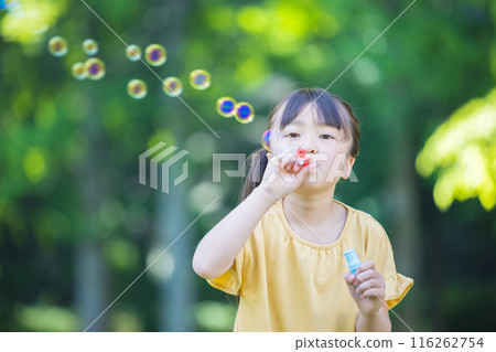 使用與肥皂泡的小學女孩 使用與肥皂泡的小學女孩 116262754