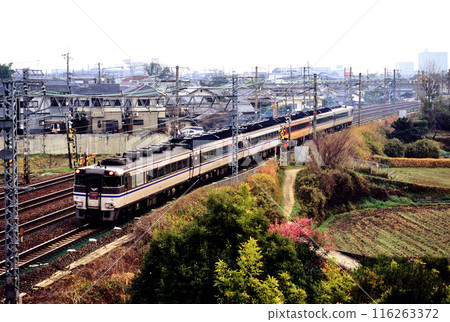 2006: Kiha 181 Kani Kani Express running on the Tokaido Main Line 116263372
