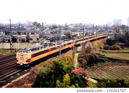 2006: 9 cars of the 485 series L express Raicho train running on the Tokaido Line 116263787