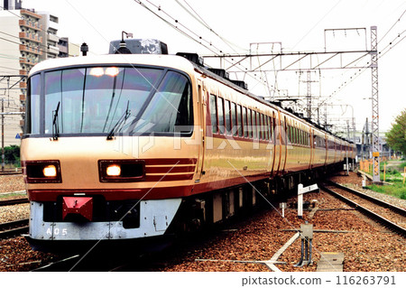 2006: 9 cars of the 485 series L express Raicho train running on the Tokaido Line 116263791