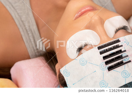 Procedure of eyelashes extension in beauty salon Procedure of eyelashes extension in beauty salon 116264018