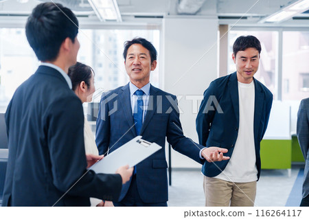 Business people standing and talking in the office 116264117