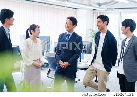 Business people standing and talking in the office 116264121