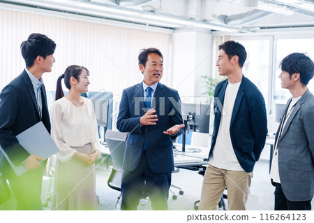 Business people standing and talking in the office 116264123