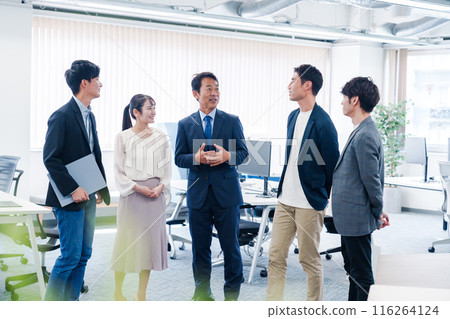 Business people standing and talking in the office 116264124