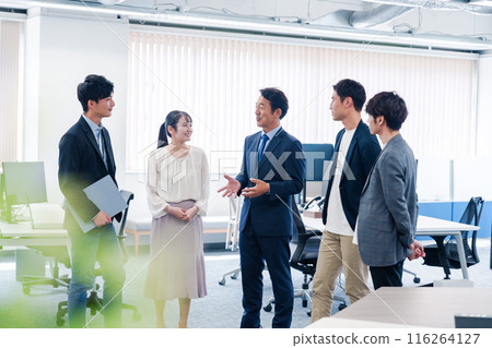 Business people standing and talking in the office 116264127