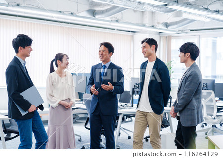 Business people standing and talking in the office 116264129
