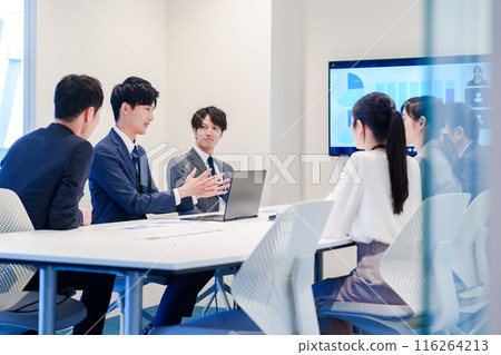 穿著西裝在會議上發言的年輕人 116264213