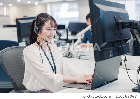 呼叫中心工作人員正在接聽電話 116265068