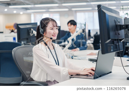 呼叫中心工作人員正在接聽電話 呼叫中心工作人員正在接聽電話 116265076