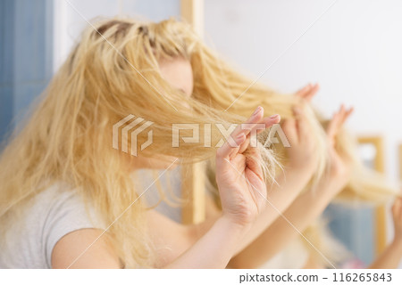 Woman having blonde split ends hair 116265843