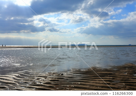 [Kagawa Prefecture] Chichibugahama (Seto Inland Sea Mirror) A tourist attraction known for its spectacular sunsets 116266300