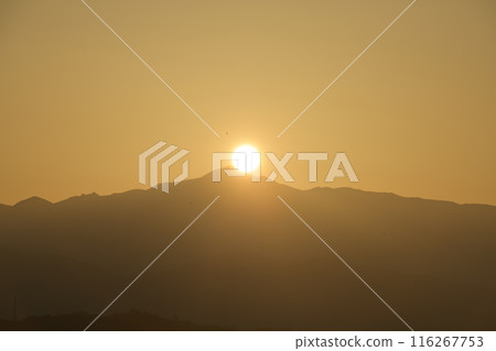 清晨的太陽從金風山升起，將奧秩父的天空染成金黃色。 116267753