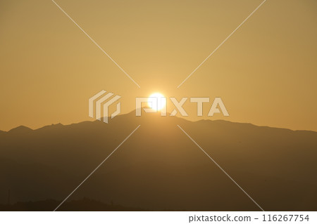 清晨的太陽從金風山升起，將奧秩父的天空染成金黃色。 116267754