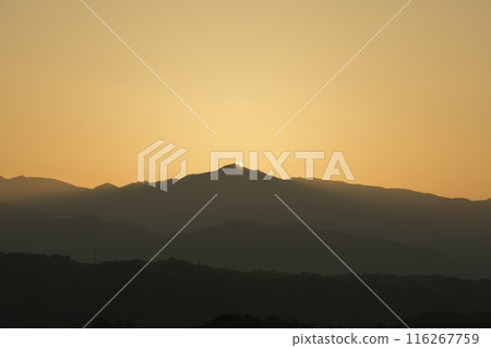 清晨的太陽從金風山升起，將奧秩父的天空染成金黃色。 116267759