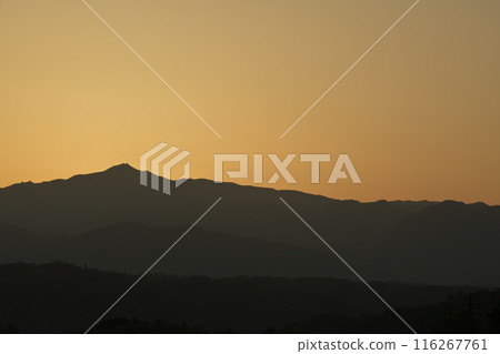 清晨的太陽從金風山升起,將奧秩父的天空染成金黃色。 清晨的太陽從金風山升起,將奧秩父的天空染成金黃色。 116267761