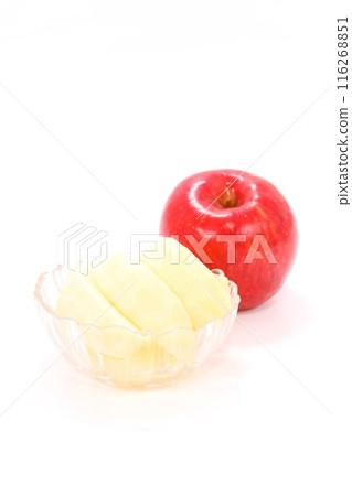 鮮紅的蘋果去皮切甜點明亮的背景 鮮紅的蘋果去皮切甜點明亮的背景 116268851