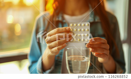 女人的手拿著藥片。一名婦女服用避孕藥的圖片 女人的手拿著藥片。一名婦女服用避孕藥的圖片 116268852