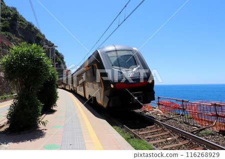 馬納羅納站，連接世界遺產五漁村的列車，義大利郊區列車 116268929