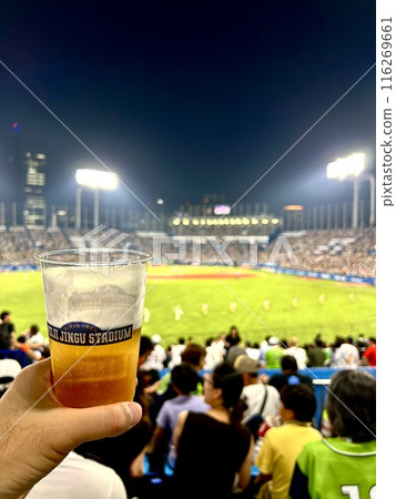 夏季職業棒球和冰鎮生啤酒 116269661