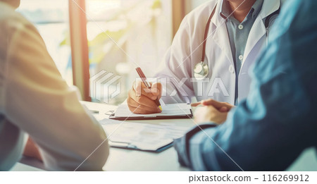 醫生與患者之間的醫療諮詢和詢問的圖像。 醫生與患者之間的醫療諮詢和詢問的圖像。 116269912
