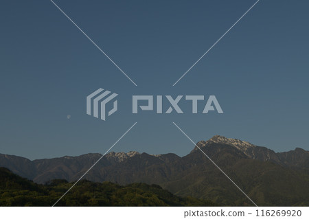 月亮掛在南阿爾卑斯山的山峰上 116269920