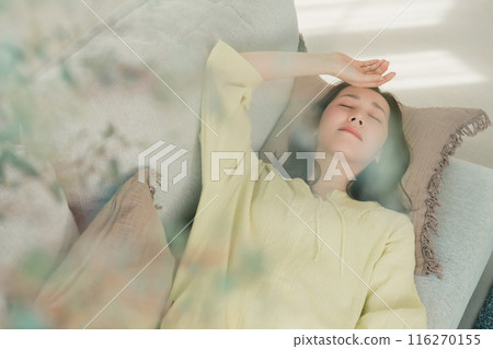 一個30多歲的女人在沙發上打盹 116270155