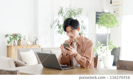 使用電腦和智慧型手機的男人 116270358