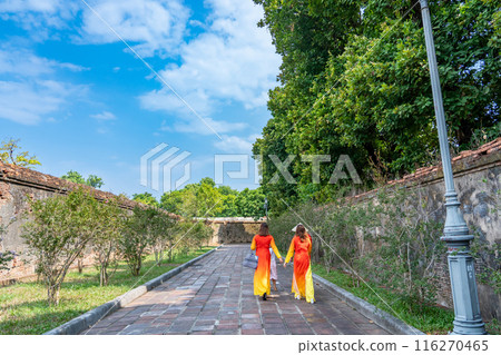 國慶節，人們穿著正裝在順化皇宮散步，這座世界遺產保留了越南最後一個王朝的輝煌。 116270465