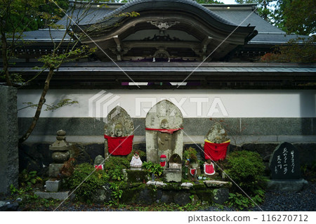 世界遺產高野山奧之院的古色古香的地藏菩薩雕像 世界遺產高野山奧之院的古色古香的地藏菩薩雕像 116270712