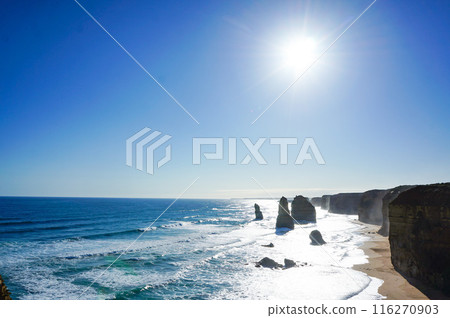 The sun-dazzling rock formations of the Great Ocean Road 116270903