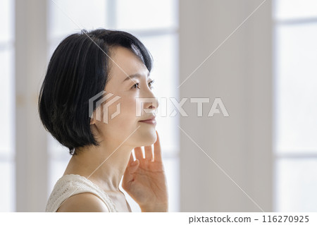 50 歲出頭的女子側面美容形象肖像 116270925