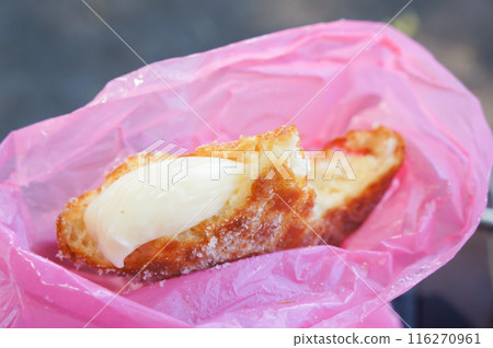 夏威夷著名的馬拉薩達 (malasada) 吃了一半 116270961