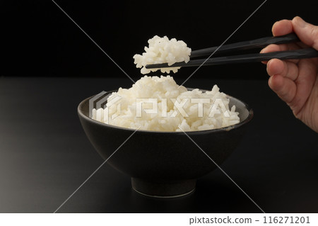 用筷子夾起米飯蒸出的蒸汽 用筷子夾起米飯蒸出的蒸汽 116271201