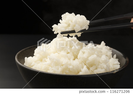 用筷子夾起米飯蒸出的蒸汽 用筷子夾起米飯蒸出的蒸汽 116271206
