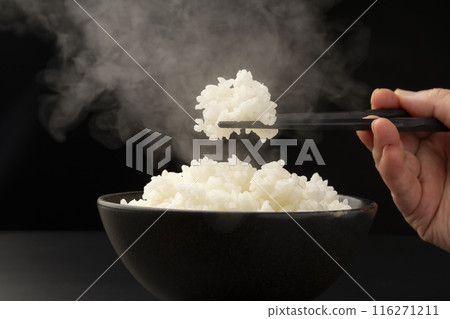 用筷子夾起米飯蒸出的蒸汽 116271211
