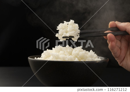 用筷子夾起米飯蒸出的蒸汽 用筷子夾起米飯蒸出的蒸汽 116271212
